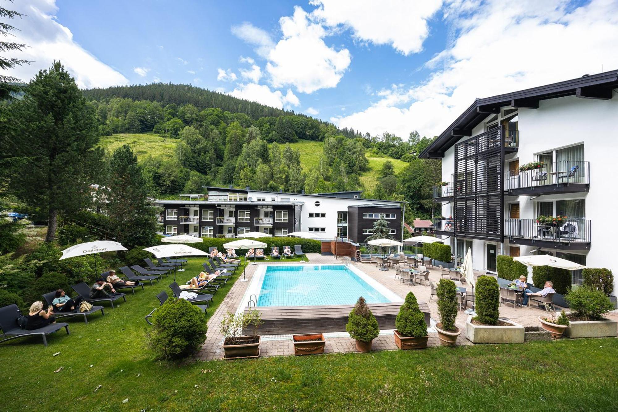 Hotel Der Waldhof ツェル アム ゼー エクステリア 写真